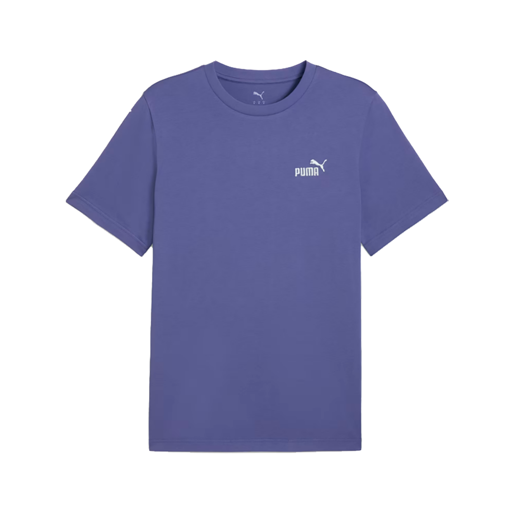 En enkel, kortærmet T‑shirt fra Puma i en dyb lavendelblå nuance. Den har rund hals, afslappet pasform og et diskret hvidt Puma-logo på venstre bryst, hvilket giver et minimalistisk sporty udtryk. Stoffet virker blødt og åndbart, ideelt til hverdag eller træning. Farven og snittet gør den let at kombinere med jeans, shorts eller træningsbukser.