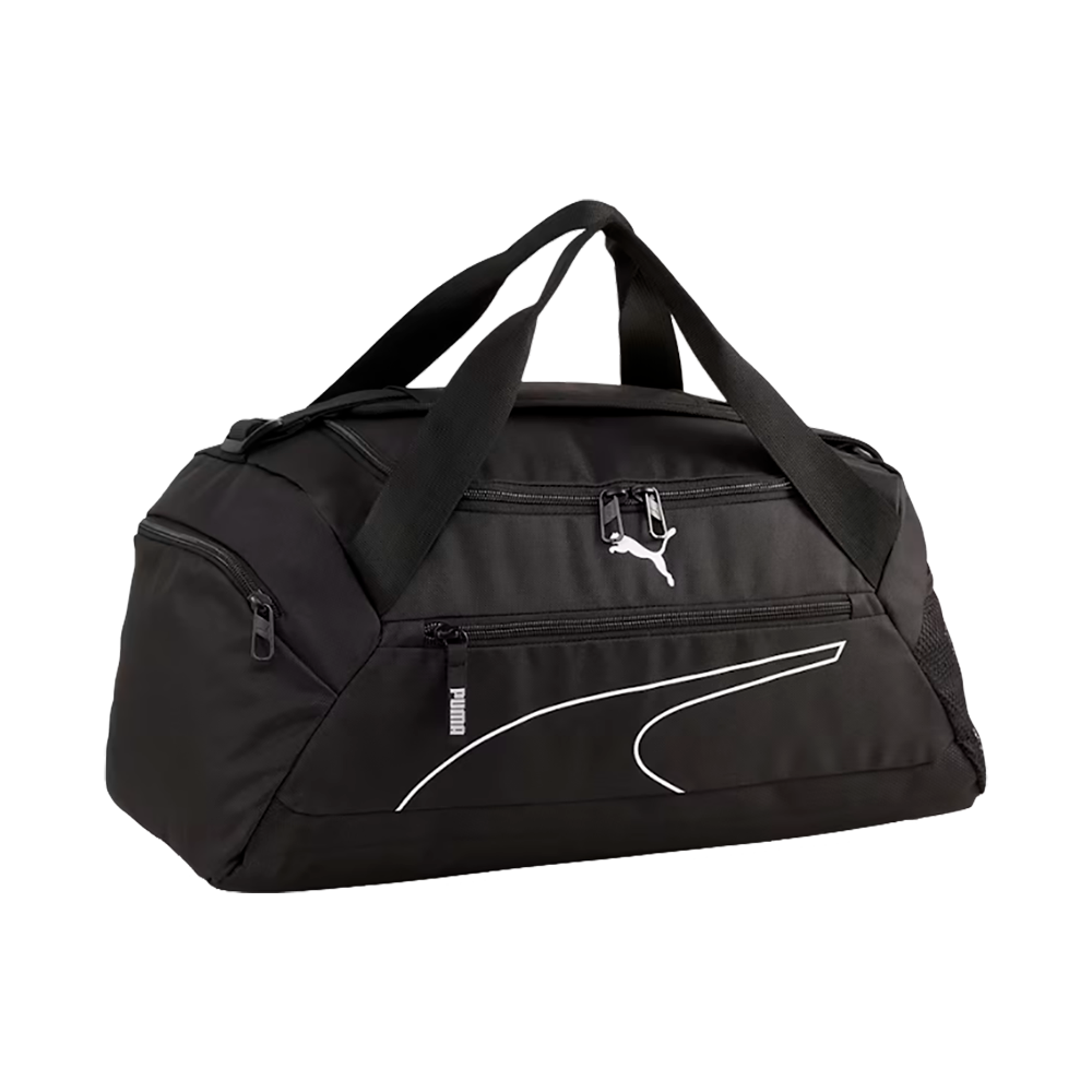En sort Puma sports- og rejsetaske i robust nylonmateriale med flere lynlåslommer og forstærkede håndtag. Tasken har et stort hovedrum, sidelommer og en frontlomme med hvidt Puma-logo og dekorative hvide linjer. Justerbar skulderrem og netlomme i siden gør den praktisk til træning eller weekendture. Samlet indtryk: funktionel, enkel og holdbar taske i klassisk design.