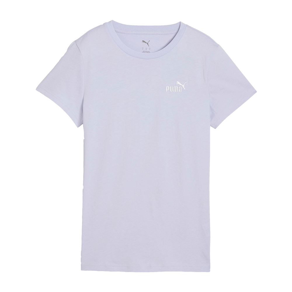 En enkel, sart lyslilla T-shirt fra Puma med rund hals og korte ærmer, designet i en klassisk, afslappet pasform. Stoffet ser blødt og let ud, egnet til hverdag eller træning. Et diskret Puma-logo i hvid er placeret på venstre bryst, hvilket giver et minimalistisk sportsligt præg. Den ensfarvede stil gør den let at kombinere med jeans, leggings eller sporty accessories.
