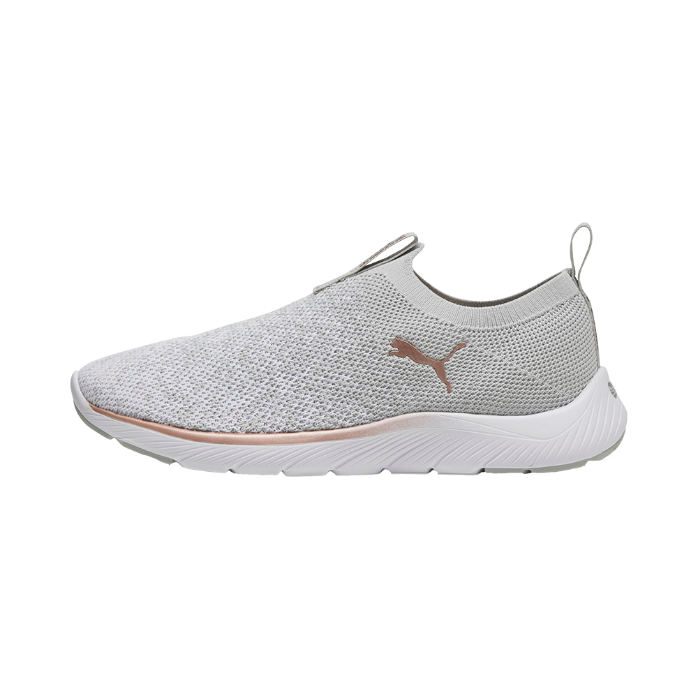 En moderne slip-on sneaker i lysegråt, med en strikket, åndbar overdel og en soklignende pasform, der omslutter foden. Skoen har en hvid, formstøbt mellemsål med blød affjedring, en lille hæl-loop til nem påtagning og et diskret rosaguld Puma-logo på siden. Det samlede udtryk er minimalistisk og sporty, velegnet til hverdagens afslappede og aktive outfits.