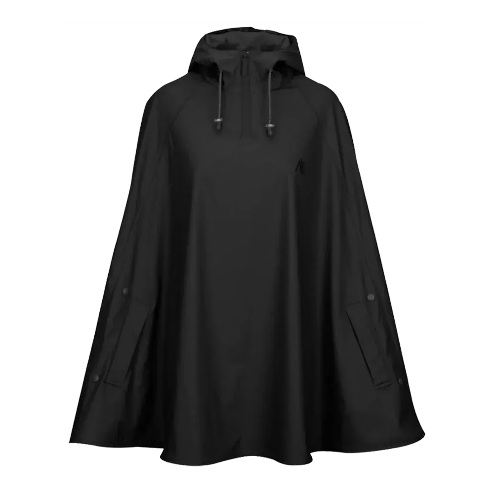 Sort regnponcho i enkelt, moderne design med hætte og justerbare snore. Den løse, kappeagtige pasform dækker skuldre og overkrop og giver god bevægelsesfrihed, mens trykknapper ved siderne sikrer tæt lukning. Materialet virker vandtæt og glat, med praktiske lommer til småting. Ideel til regnvejr, cykelture eller udendørs aktiviteter, hvor funktionalitet og minimalistisk stil går hånd i hånd.
