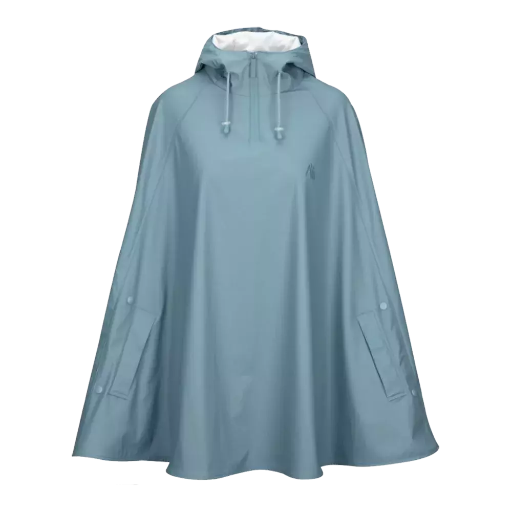 En lyseblå regnponcho med hætte og justerbare snore, lavet i glat, vandafvisende materiale. Ponchoen har et løst, vidt fald, der dækker skuldre og lår, sidelommer med klap og trykknapper langs ærmerne for fleksibel ventilation. Den minimalistiske silhuet og diskrete logo giver et stilrent, praktisk look, perfekt til cykelture, vandreture eller bybrug på regnfulde dage.