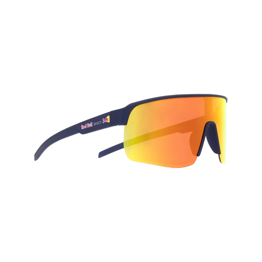 Solbrillerne har et enkelt, buet shield-glas med orange-rød spejlfinish og en mørkeblå ramme, der skaber et sporty og aerodynamisk udseende. De brede sider og integrerede næsepuder sikrer komfort og god beskyttelse mod vind og sol. På stellet ses Red Bull-logoet, hvilket giver et energisk touch. Ideelle til cykling, løb eller andre udendørsaktiviteter, hvor både funktion og stil er vigtige.