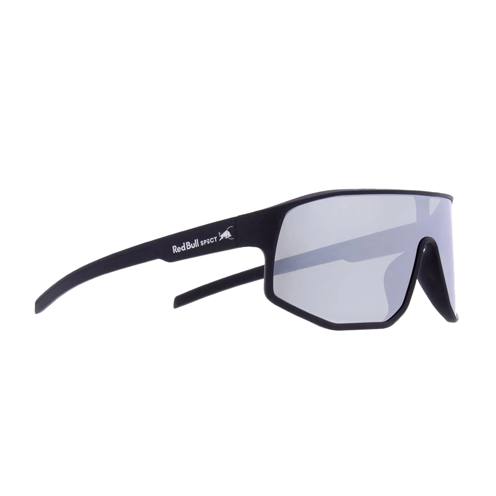 Moderne, sporty solbriller med skærmformet linse og matte sorte stel. Det brede, buede spejlglas giver stor dækning og et aerodynamisk udtryk, mens den markante næsebro sikrer stabil pasform. Stellet er let og minimalistisk med et diskret Red Bull SPECT-logo på stangen. Brillerne fremstår velegnede til cykling eller udendørs træning, hvor både stil og funktionalitet er vigtige.