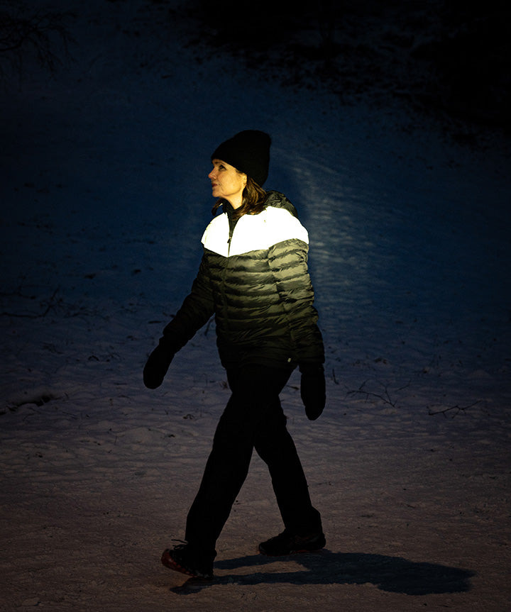 reflective-revolution-dame-letvaegtsjakke-livsstil-3.jpg
