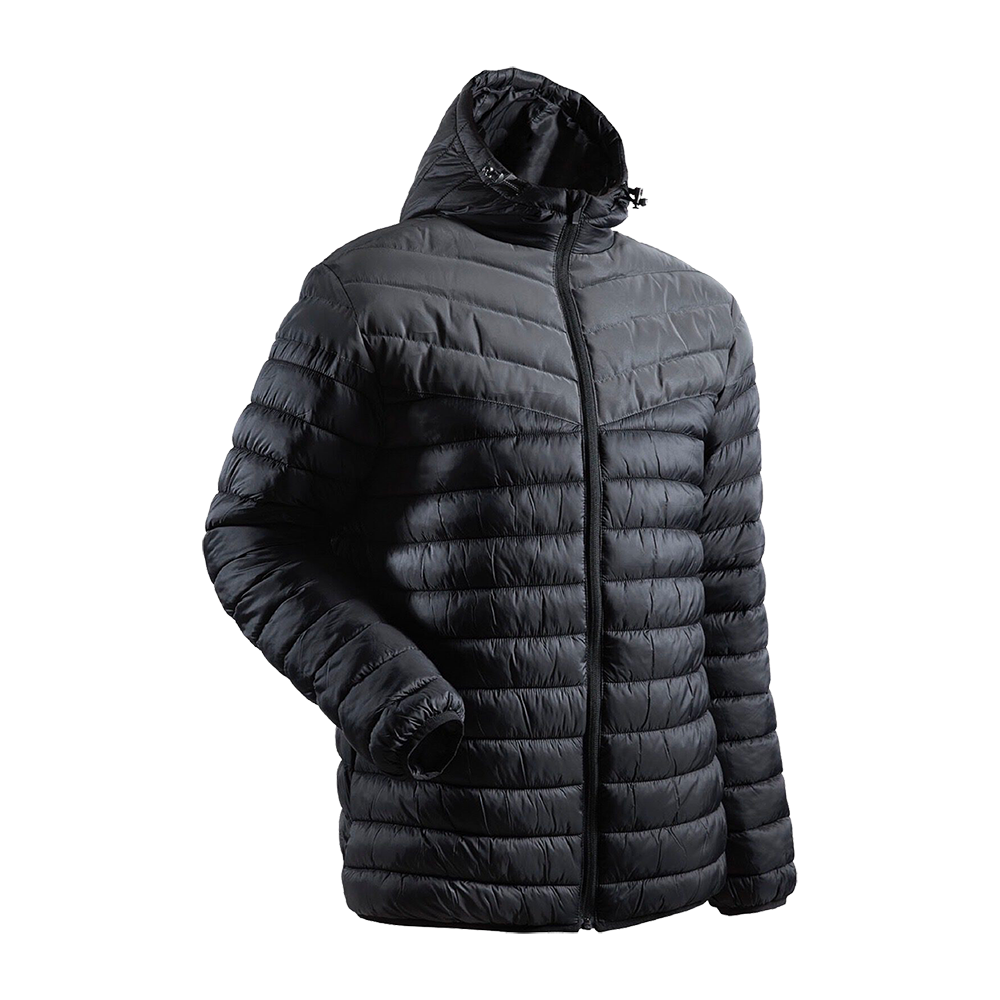 Sort, vatteret vinterjakke med hætte og central lynlås. Jakken har en horisontal quiltet struktur, let, gennemgående vattering og en mat overflade, der giver et stilrent og funktionelt udtryk. Ærmerne har elastiske manchetter, og kraven går op omkring halsen for ekstra varme. Designet er afslappet og velegnet til kølige dage, hvor praktisk isolering og enkel, moderne æstetik er i fokus.