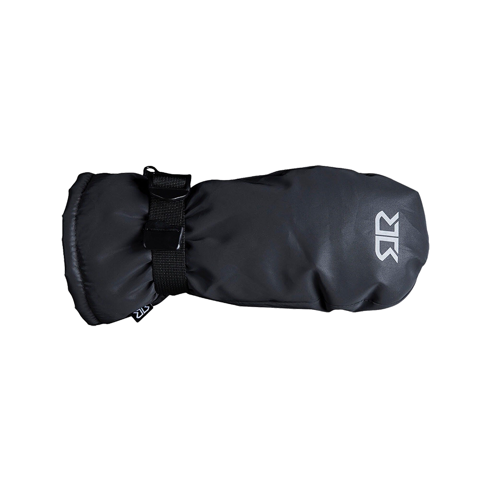 Et enkelt sort vintervotter i vindtæt og vandafvisende materiale med en polstret fyldning for ekstra varme. Vottens håndled har en bred justerbar rem med spænde, der sikrer tæt pasform og holder sne ude. Overfladen er mat med et diskret, reflekterende logo på oversiden. Designet virker praktisk og robust, velegnet til udendørs aktiviteter i koldt vejr og let at rengøre.