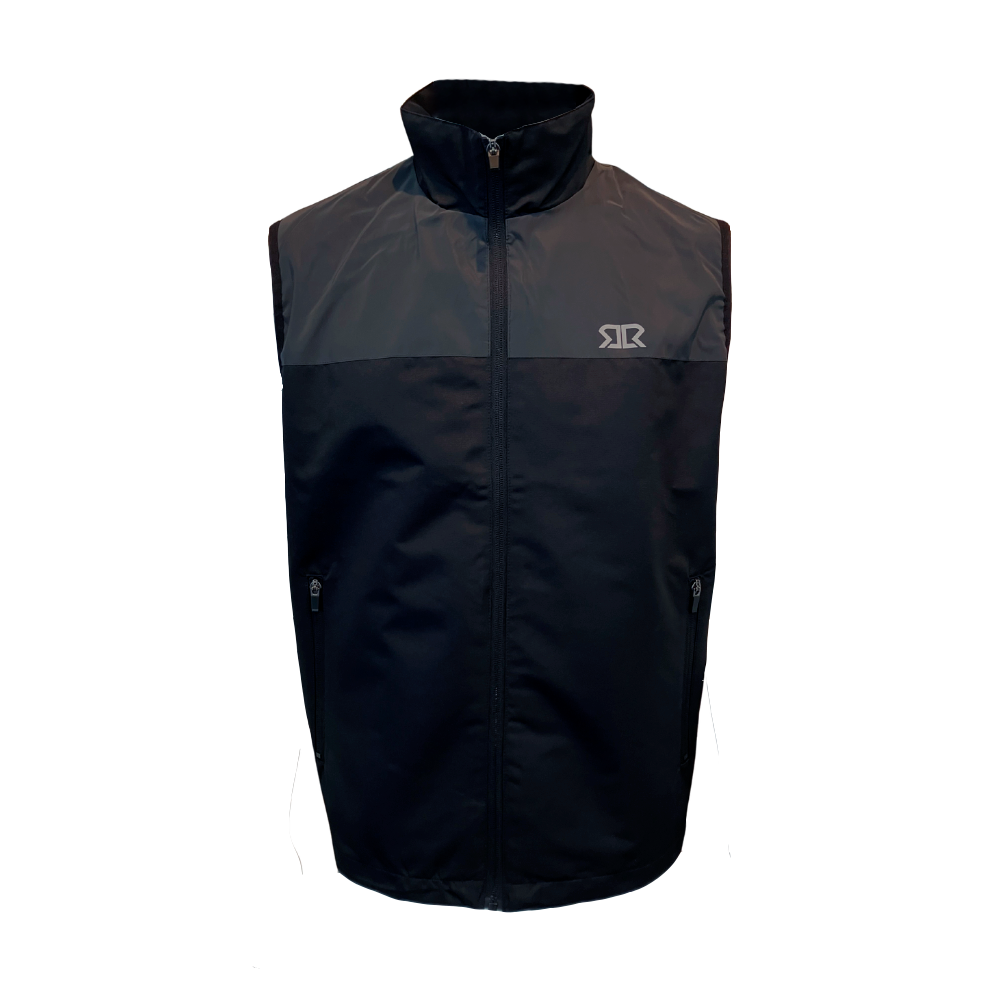 Sort, ærmeløs vest med høj krave og fuld lynlås foran. Vesten har to lynlåslommer i siderne og en kontrasterende øverste skulderpanel, der giver et diskret, moderne udtryk. Et lille, reflekterende logo ses på brystet. Materialet virker vind- og vandafvisende med let isolering, hvilket gør vesten praktisk til udendørs aktiviteter eller som ekstra lag på kølige dage.