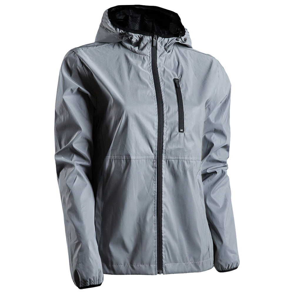 En let, grå vind- og regnjakke med hætte og sort gennemgående lynlås. Jakken har en vandafvisende, mat overflade, en lodret brystlomme med lynlås og elastiske ærmeafslutninger. Synlige sømme i taljehøjde og en simpel, funktionel silhuet gør den velegnet til udendørs aktiviteter og hverdag. Det minimalistiske design fokuserer på praktisk beskyttelse mod regn og vind.