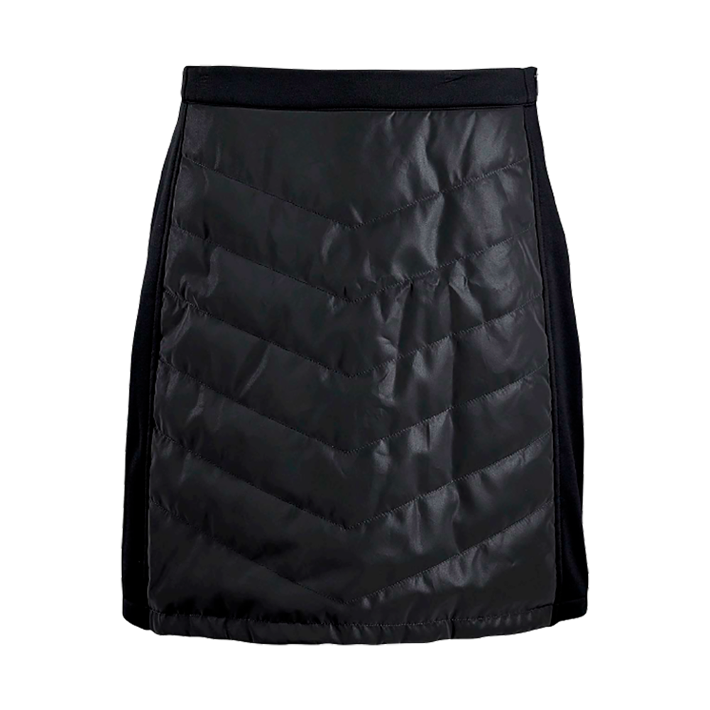 Sort, let polstret nederdel med quiltede, chevron-lignende syninger og diskret glans i stoffet. Nederdelen har en lige, let A-form, elastisk linning og kontrastfulde sidepaneler, der giver bevægelsesfrihed. Den varme, lette polstring gør den ideel til køligere dage, hvor den kan styles med tykke strømpebukser, støvler og en chunky sweater for et moderne, praktisk vinterlook.