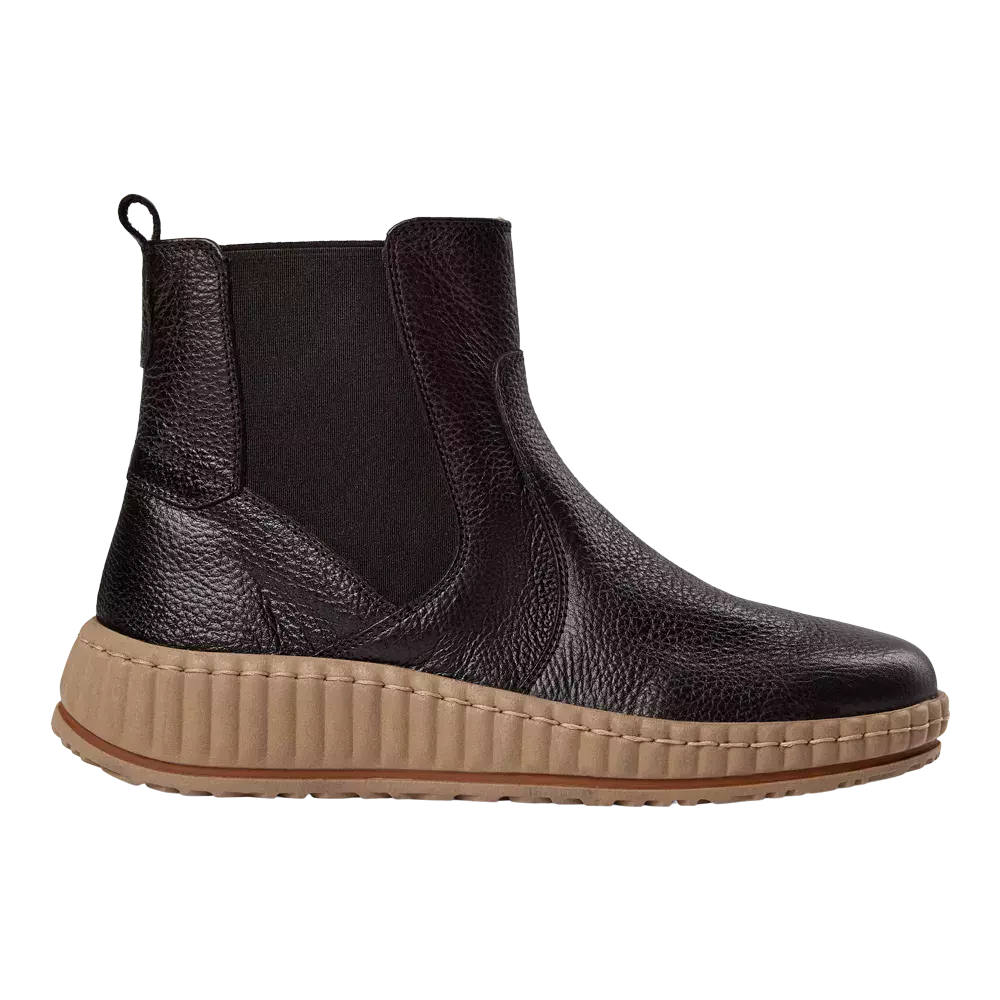Støvlen er en moderne Chelsea-inspireret ankelstøvle i mørkbrunt, kornet læder med elastiske sider og trækstrop bagpå for nem påsætning. Den har et markant, ribbet beige sål i gummi, som skaber kontrast til det klassiske overmateriale og giver ekstra dæmpning og greb. Designet kombinerer et afslappet, urbant udtryk med robust komfort, velegnet til hverdag og køligere sæsoner.