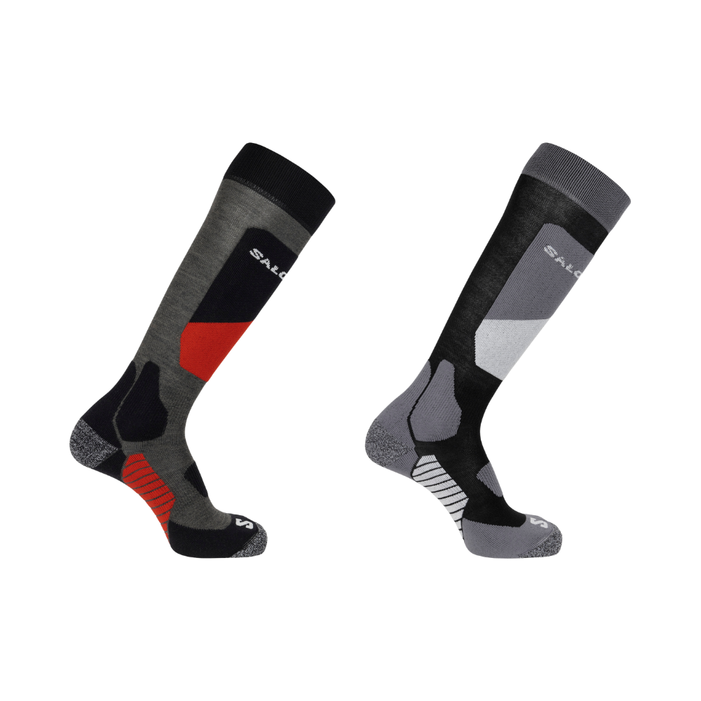 To par tekniske, knælange sokker er vist mod sort baggrund. Den ene sokke kombinerer grå, sort og røde paneler med forstærket hæl og tå samt ribstrik ved svangen. Den anden er i toner af sort og grå med lysere geometriske felter og lignende pudede zoner for komfort og støtte. Begge sokker har en sportslig, anatomisk pasform egnet til udendørs aktiviteter.