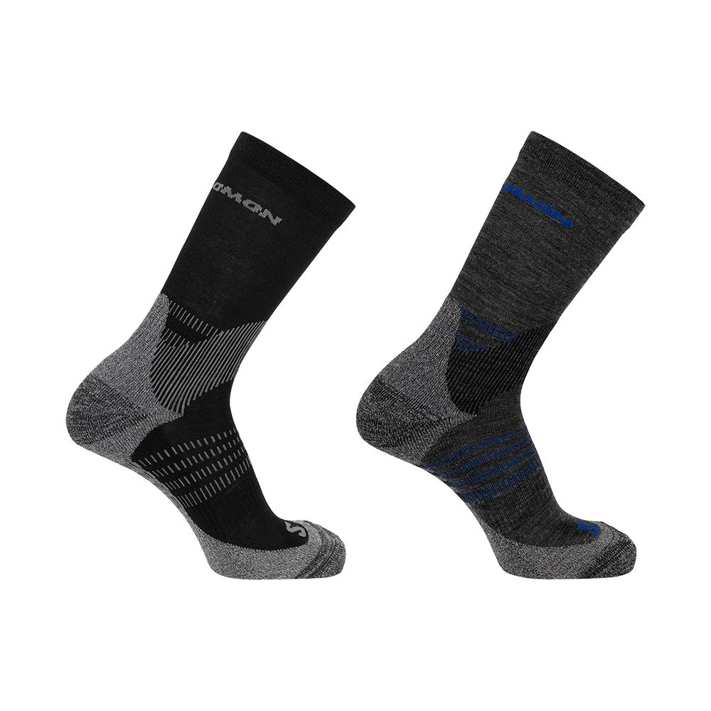 Billedet viser to funktionelle, sporty sokker i to farvekombinationer: én sort med grå detaljer og én mørkegrå med blå accenter. Sokkerne er mellemlange med forstærket hæl og tå, polstret sål og elastiske ribstriber for bedre pasform. Åndbare zoner og strategisk placerede komfort- og støttepaneler gør dem velegnede til vandring, løb og aktivt brug.