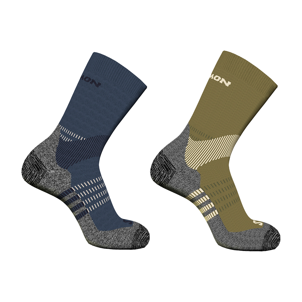 Billedet viser to tekniske sokker i forskellige farver — den ene marineblå, den anden olivengrøn. Begge har forstærkede hæl og tå i gråmelange, anatomiske støttezoner og åndbare stribemønstre for bedre ventilation. Ribkant øverst sikrer pasform, mens puder under fodsålen giver komfort ved lange ture. Designet virker robust og funktionelt, egnet til vandring eller dagligt aktivt brug. Farvekontrasten og detaljerede sømme giver et moderne udtryk.
