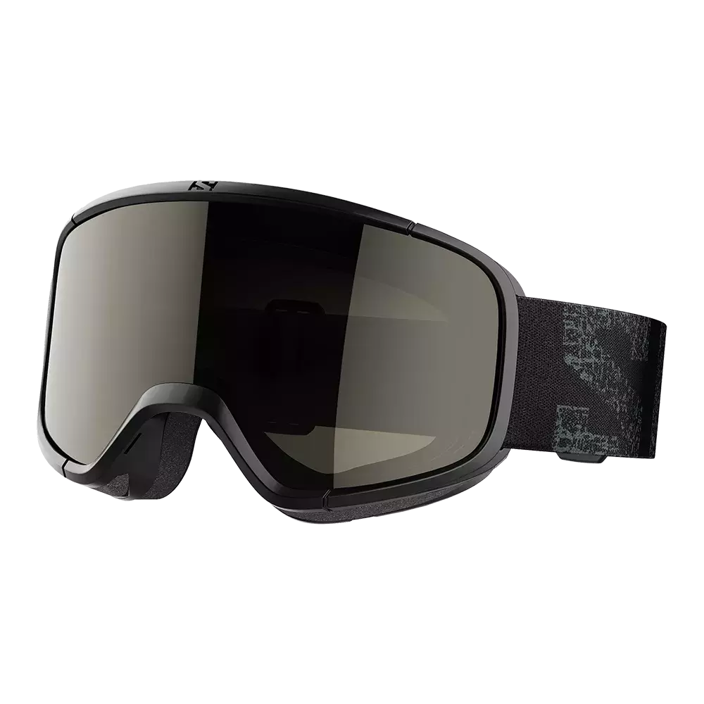 Disse sorte skibriller har et stort, buet spejlglas med let toning, som giver et bredt synsfelt og reducerer blænding. Rammen er robust og polstret med blødt skum mod ansigtet for komfort og tæt pasform. Det elastiske, mønstrede bånd er justerbart for sikker fastgørelse over hjelm eller hat. Designet passer til både skiløb og snowboard i varierede lysforhold.
