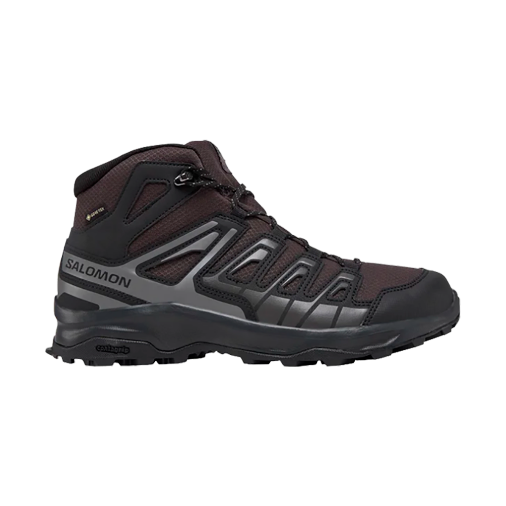 Et robust vandrestøvle fra Salomon i mørk brun og sort, med højere skaft til ankelstøtte. Skoen har syntetiske forstærkninger, slidstærk sål (Contagrip) og stabil mellemsål, samt en tætsluttende snørelukning. Gore‑Tex-mærket antyder en vandtæt og åndbar membran, hvilket gør den velegnet til krævende terræn og lange ture under variable vejrforhold. Designet kombinerer funktionalitet og moderne æstetik.