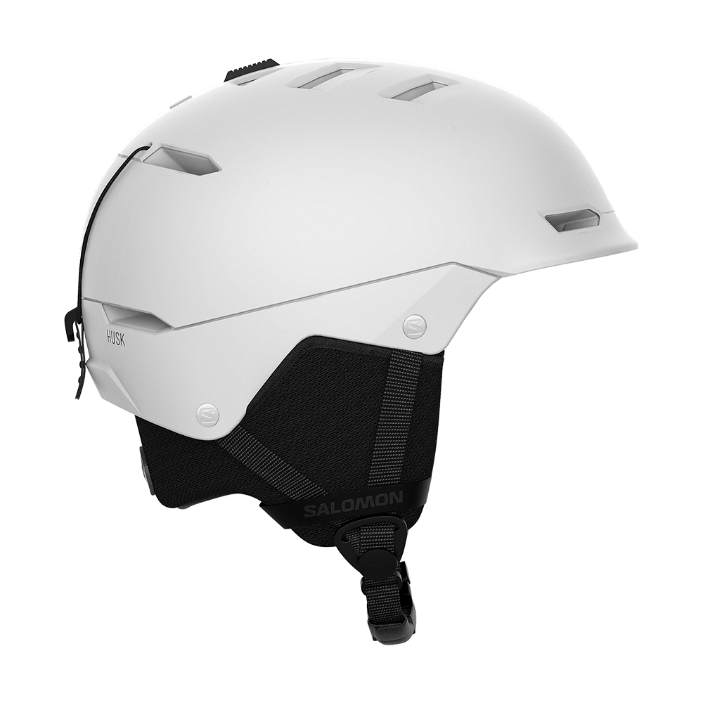 Hvid skihjelm med minimalistisk, moderne design og mat overflade. Flere ventilationsåbninger øverst og i siderne sikrer god luftcirkulation, mens polstrede, sorte ørepuder og justerbar hakestropp giver komfort og varme. Hjelmen fremstår robust men let, med integreret spænde og et diskret Salomon-logo på stroppen. Velegnet til alpint skiløb og snowboarding, hvor sikkerhed og stil går hånd i hånd.