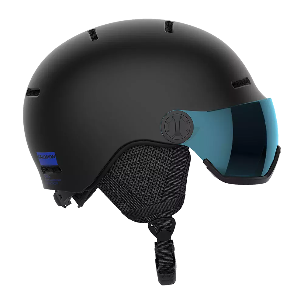 Mat sort skihjelm med integreret blåtonet visir. Hjelmens matte skal har flere ventilationsåbninger og et diskret Salomon-logo bagtil. Indvendige polstrede ørevarmere i netmateriale og justerbart hagespænde sikrer komfort og god pasform. Visiret er buet og giver et bredt synsfelt samt effektiv beskyttelse mod vind og solreflekser. Et moderne, minimalistisk design til alpint skiløb og snowboarding.