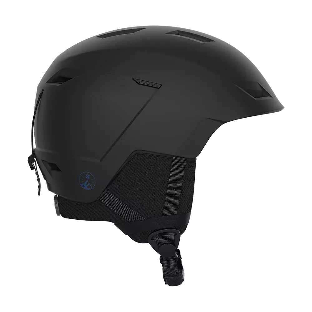 Mat sort skihjelm med moderne, strømlinet design og mat overflade. Den lukkede skal har flere ventilationsåbninger øverst, integrerede ørepuder og en blød nakkestrop for ekstra komfort. Justerbar hakestrop med klikspænde og bagmonteret tilpasningshjul sikrer tæt pasform. Robust konstruktion kombineret med diskrete detaljer gør hjelmen velegnet til både skiløb og snowboarding, hvor både sikkerhed og stil er vigtige.