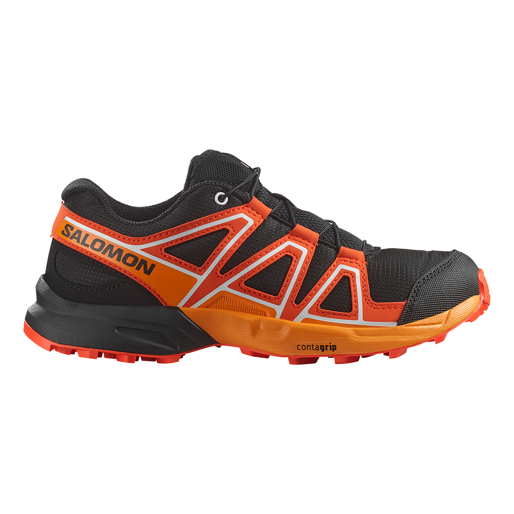 Dette er en Salomon trailsko i sort og orange med lav skæring og robust profil. Overdelen er lavet af åndbart mesh med forstærkende syntetiske overlays i orange, som giver støtte og holdbarhed. Den aggressive gummisål med Contagrip-mønster sikrer fremragende greb på ujævnt terræn, mens Quicklace-snøresystemet og polstret krave giver stabilitet og komfort ved løb og vandreture.