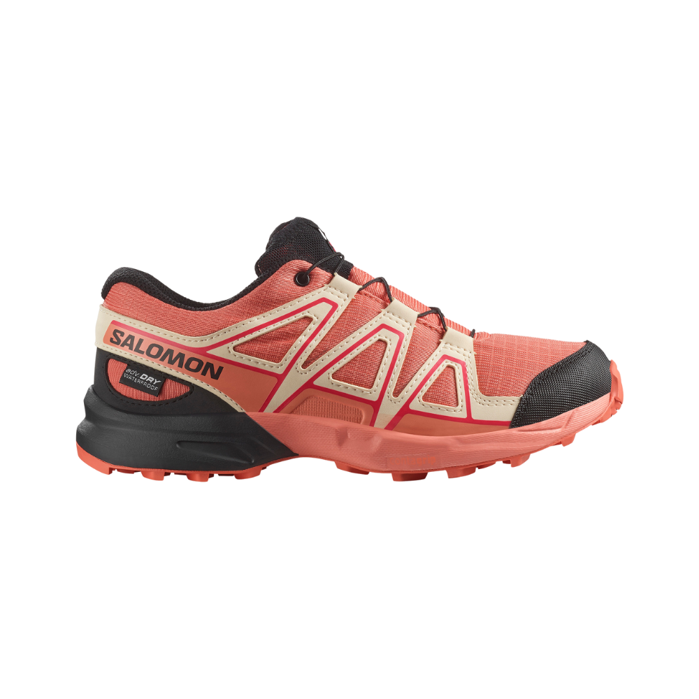 Salomon-løbesko i levende koral og beige med sorte detaljer. Skoen har en let og åndbar tekstiloverdel med stabiliserende plastoverlæg, forstærket tåkappe og polstret hælkant. Den aggressive, rillede gummisål giver godt greb i terræn, mens det enkle, hurtigspændende snøresystem sikrer tæt pasform. Designet signalerer funktionel holdbarhed til trail- og offroad-løb, og alsidighed.