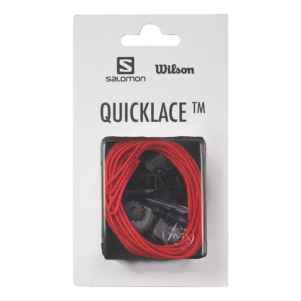 På billedet ses en forpakning til Quicklace-systemet fra Salomon og Wilson. Hvidt papkort med logoer øverst og teksten "QUICKLACE TM". Gennem en gennemsigtig plastvindue ligger et rødt elastisk snørebånd rullet sammen med sorte plastspoler og låsemekanismer til hurtig justering. Produktet fremstår som en praktisk udskiftningsløsning til sko, der kræver nem og hurtig spænde- og løsnefunktion.