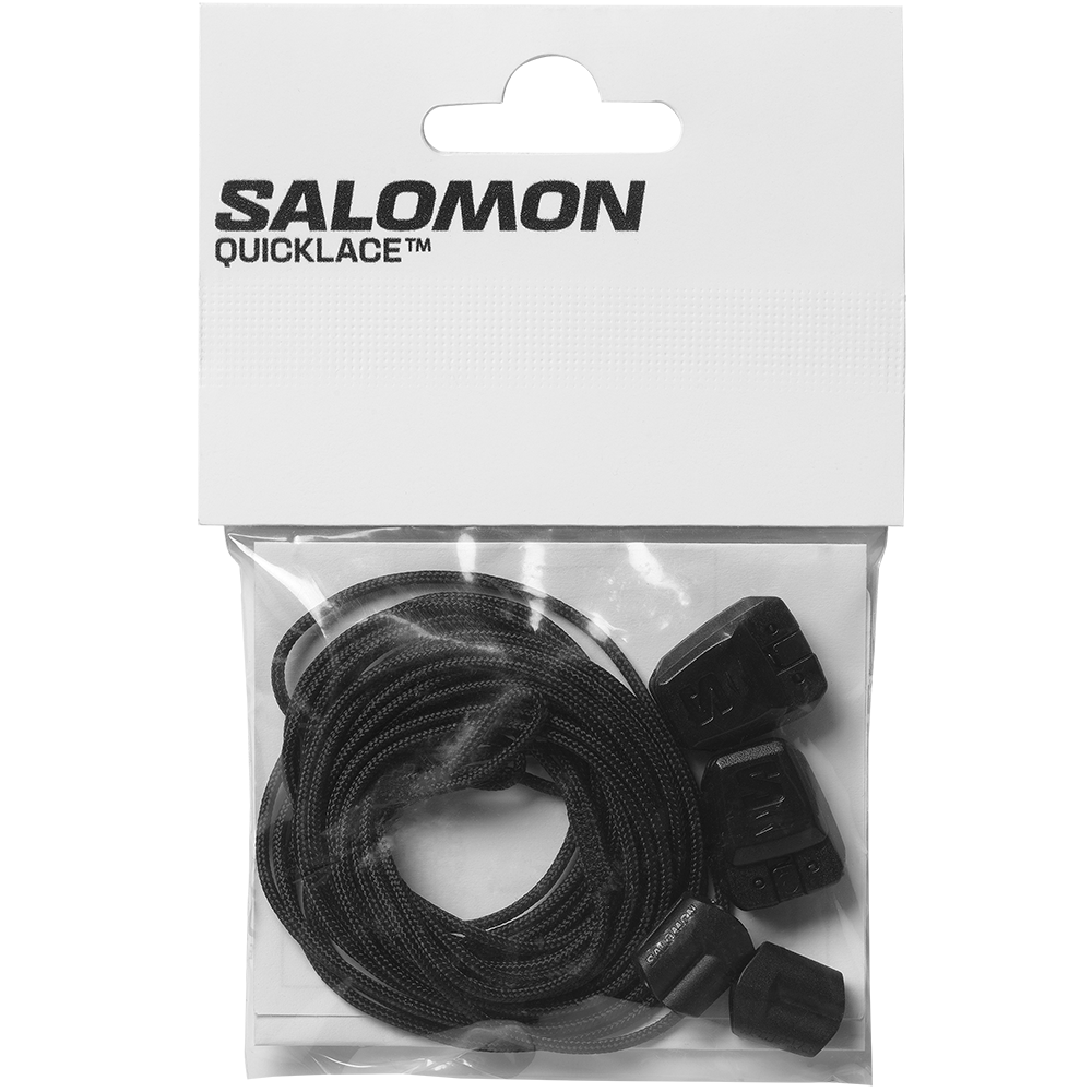 Billedet viser et sæt Salomon Quicklace snørebånd i original emballage. Et par tynde, sorte elastiske snørebånd er fint rullet sammen i en klar plastpose, ledsaget af små sorte låse og endestykker til hurtig indstramning. Designet signalerer praktisk funktionalitet til løbe- og vandresko med fokus på enkel, sikker lukning og nem udskiftning.