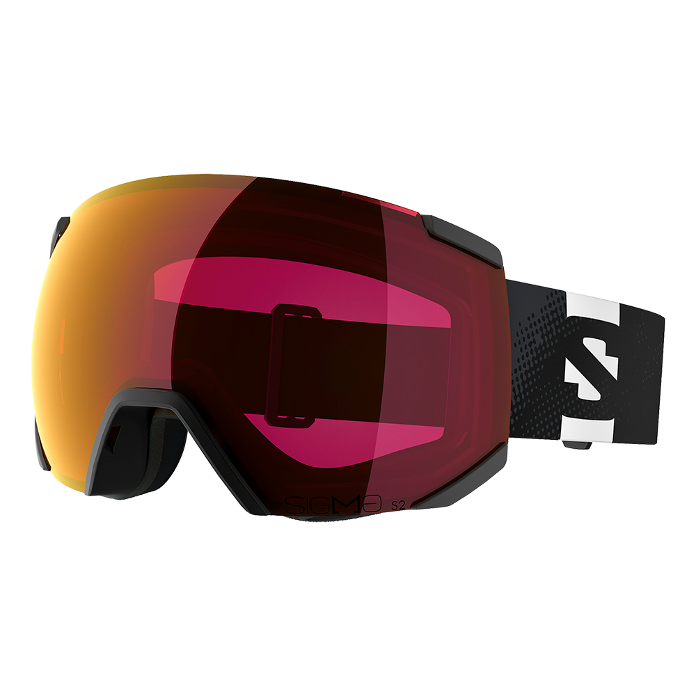 Et par moderne skibriller med stor sfærisk linse i varm orange-til-rødtonet spejleffekt. Rammen er sort med blød skumkant mod ansigtet, og den brede, justerbare elastiske rem har et grafisk logo i sort og hvidt. Designet fremstår aerodynamisk og stilrent, egnet til aktive vinterdage, hvor kontrastforbedring og beskyttelse mod blænding og vind er vigtige.