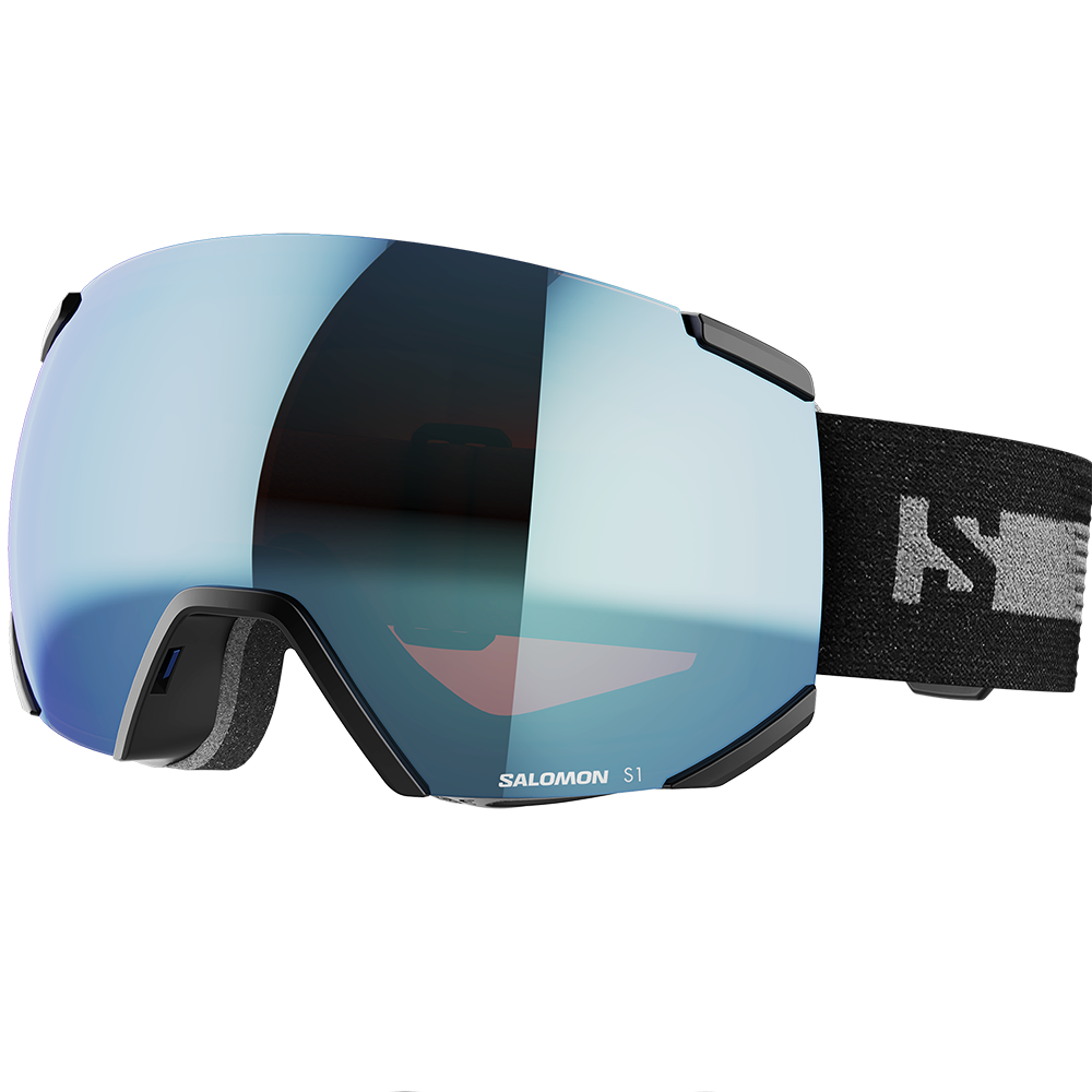 Et par moderne skibriller med en stor, buet spejlbelagt linse i blåtoner og minimalistisk kant, designet til optimal udsigt. Brillen har blød skumforing omkring næsen og en justerbar sort elastikrem med diskret logo. Den aerodynamiske form og den brede linse giver god periferisyn og beskytter effektivt mod blæst og solens refleksioner under vinteraktiviteter.