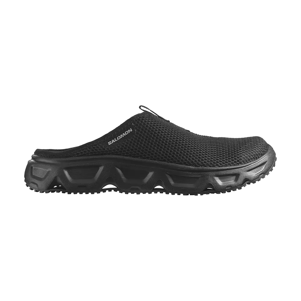 Et enkelt, sort slip-on fodtøj fra Salomon med åndbart mesh-overdel og åben bagkant. Skoen har en chunky, mønstret gummisål med markante riller for greb og stødabsorbering. Designet kombinerer letvægtskomfort og robust funktionalitet, velegnet til afslappet udendørsbrug eller som praktisk sommersko. Den lave, mule-lignende pasform gør den nem at tage af og på, samtidig med et sporty, minimalistisk udtryk.