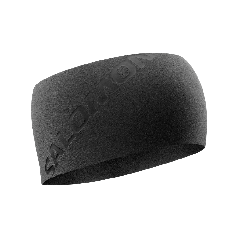 Et enkelt, sort pandebånd fra Salomon med et diskret, relief-præget logo langs omkredsen. Materialet ser blødt og let strækbart ud, med en børstet overflade der tyder på god varmeisolering og svedtransport. Designet er minimalistisk og tætsiddende, ideelt til løb, skiløb eller andre udendørsaktiviteter, hvor man ønsker både funktion og lav vægt. Enkel, praktisk og sportsligt.