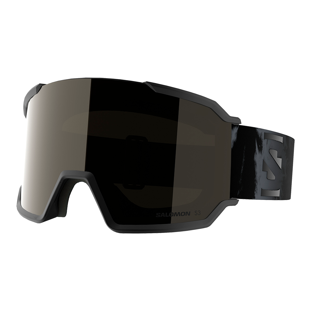 Et par moderne skibriller fra Salomon med stor, tonet spejllinse og mat sort ramme. Det buede, enkeltlagsdesign giver bredt synsfelt og minimalistisk æstetik, mens den brede elastiske rem med S-logo sikrer stabil pasform. Indvendigt blød skumkant øger komforten og forhindrer indtrængen af kulde. Brillerne fremstår robuste og velegnede til alpine forhold og høj fart.