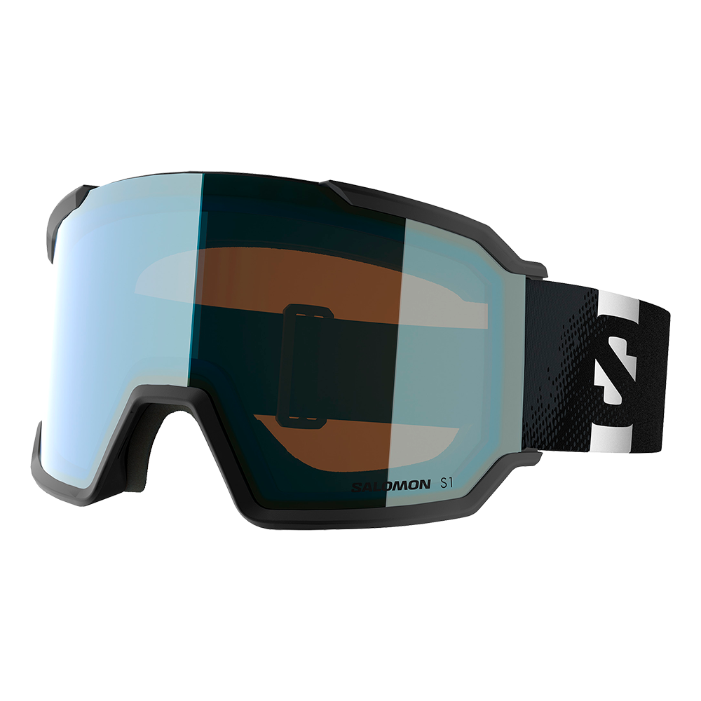 Et par moderne skibriller med stor, buet linse i iriserende blå/grøn nuance og en antydning af kobberfarvet spejleffekt. Modellen er Salomon S1. Rammen er diskret sort med blød skumkant mod ansigtet, og den brede elastiske rem har et grafisk sort-hvidt mønster og tydeligt S-logo. Brillerne fremstår robuste, aerodynamiske og velegnede til alpine forhold og varierende lysforhold.