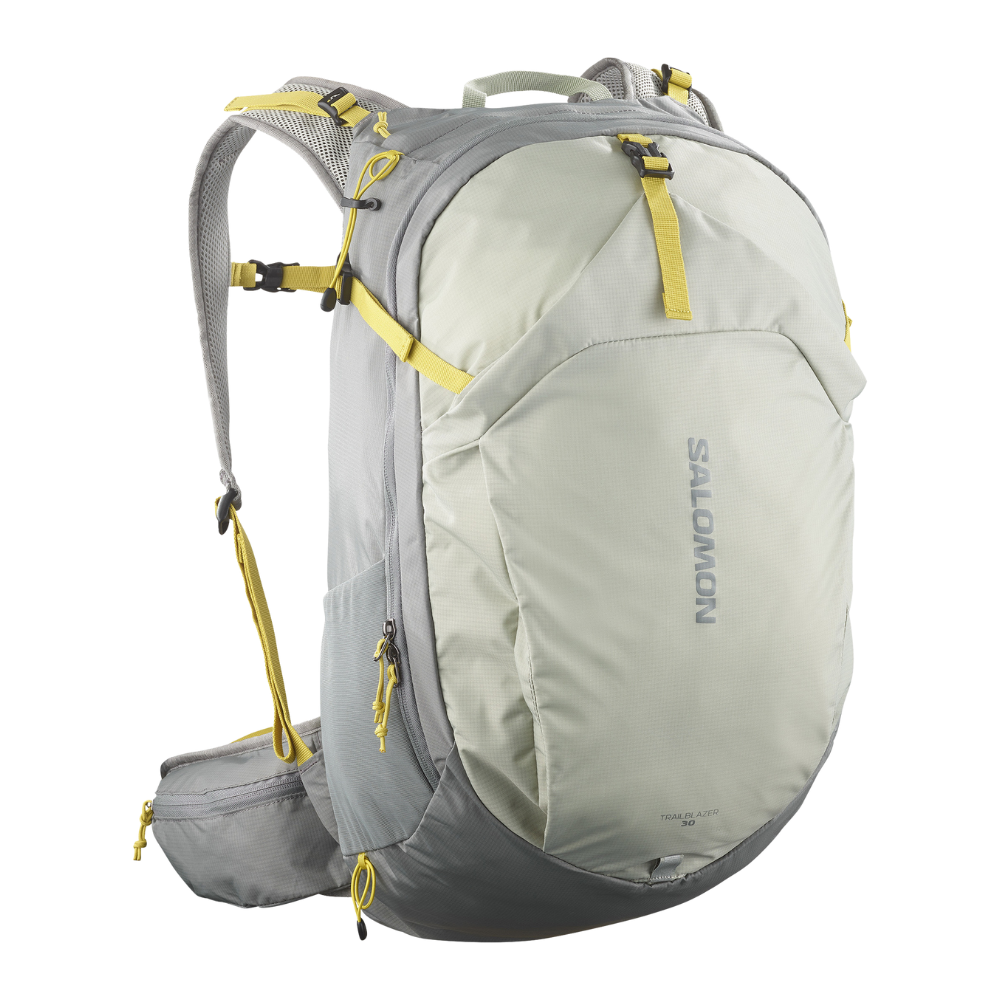 Rygsækken på billedet er en let og funktionel vandre-rygsæk fra Salomon, i afdæmpede grå- og lysegrønne nuancer med gule stropper og lynlåse. Den har polstret rygpanel, justerbare skulderremme, hoftebælte med lommer og flere udvendige rum til udstyr. Designet virker robust og komfortabelt til dagsture eller længere ture, med praktiske spænder og kompressionsstropper for stabil pasform og nem adgang til tingene.