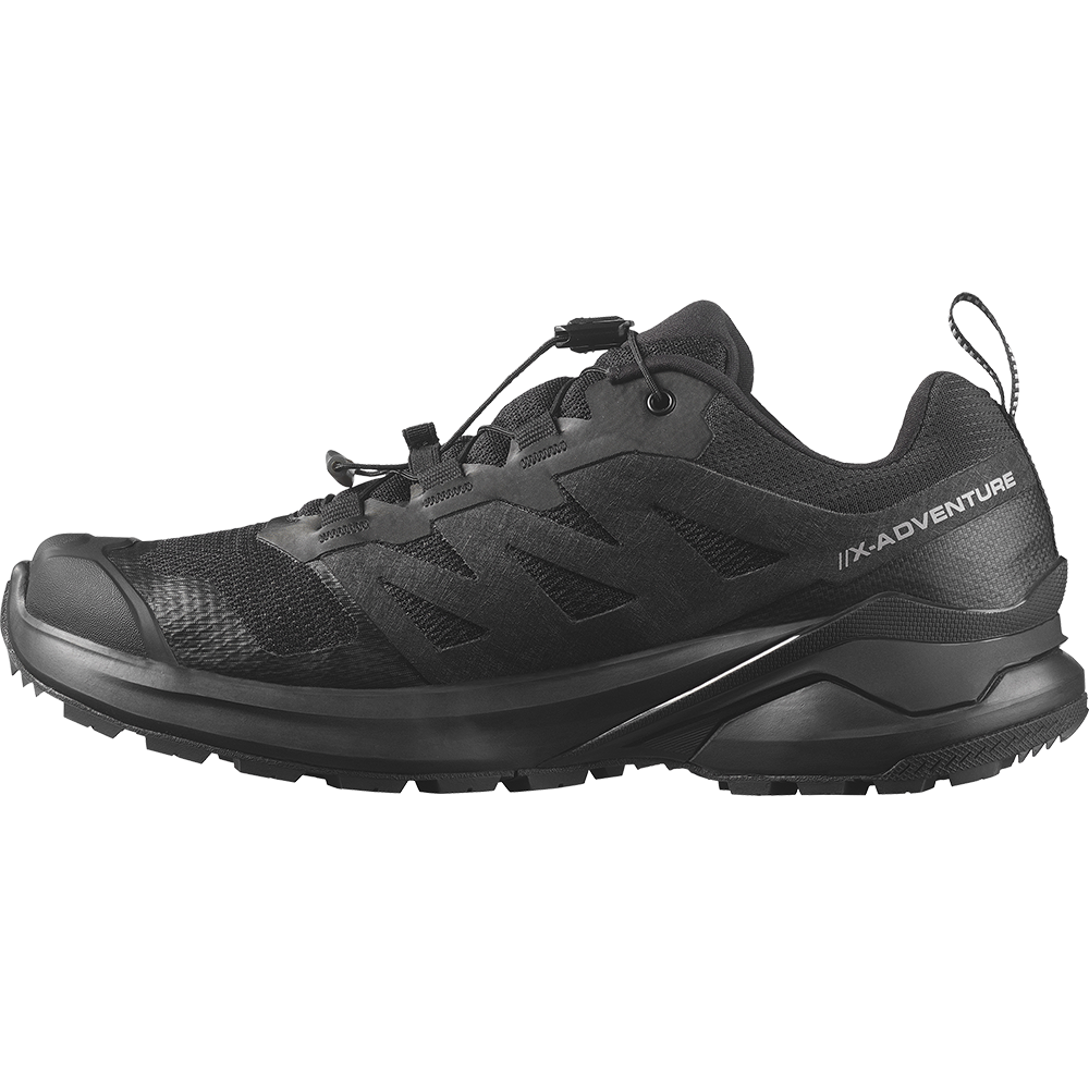 trail-sko med lavt snit og robust profil. Overdelen kombinerer åndbart mesh med forstærkede syntetiske paneler, og tåpartiet har ekstra beskyttelse. Mellemsålen er tykk og stødabsorberende, mens ydersålen har dybt mønster for godt greb på ujævnt terræn. Hurtig snørelukning og en pull-tab ved hælen gør den praktisk til aktive udendørsture. Designet signalerer en minimalistisk, funktionel stil til både korte og lange ture.