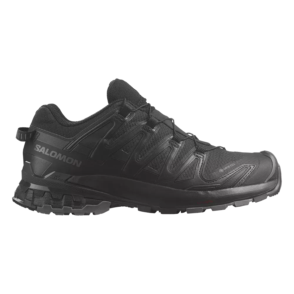 En sort Salomon trailsko i lavt snit med et robust, aggressivt mønster i sålen, beregnet til teknisk terræn. Skoen har forstærkede overlays, polstret krave og en praktisk hælløkke. Gore‑Tex-membran sikrer vandtæthed, mens det hurtige snøresystem giver sikker pasform. Designet kombinerer holdbarhed og komfort og er velegnet til vandreture, løb i naturen og krævende underlag.