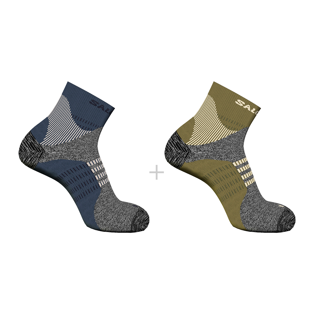 To par korte sportssokker vises i billedet, én i blå/grå nuancer og én i olivengrøn med kontrasterende hvide og mørke striber. Sokkerne har forstærket hæl og tå, anatomisk støtte rundt om svangen og ventilationsmønstre langs vristen. Materialet virker tætvævet og slidstærkt, designet til løb eller aktiv fritid hvor komfort, pasform og åndbarhed er i fokus.