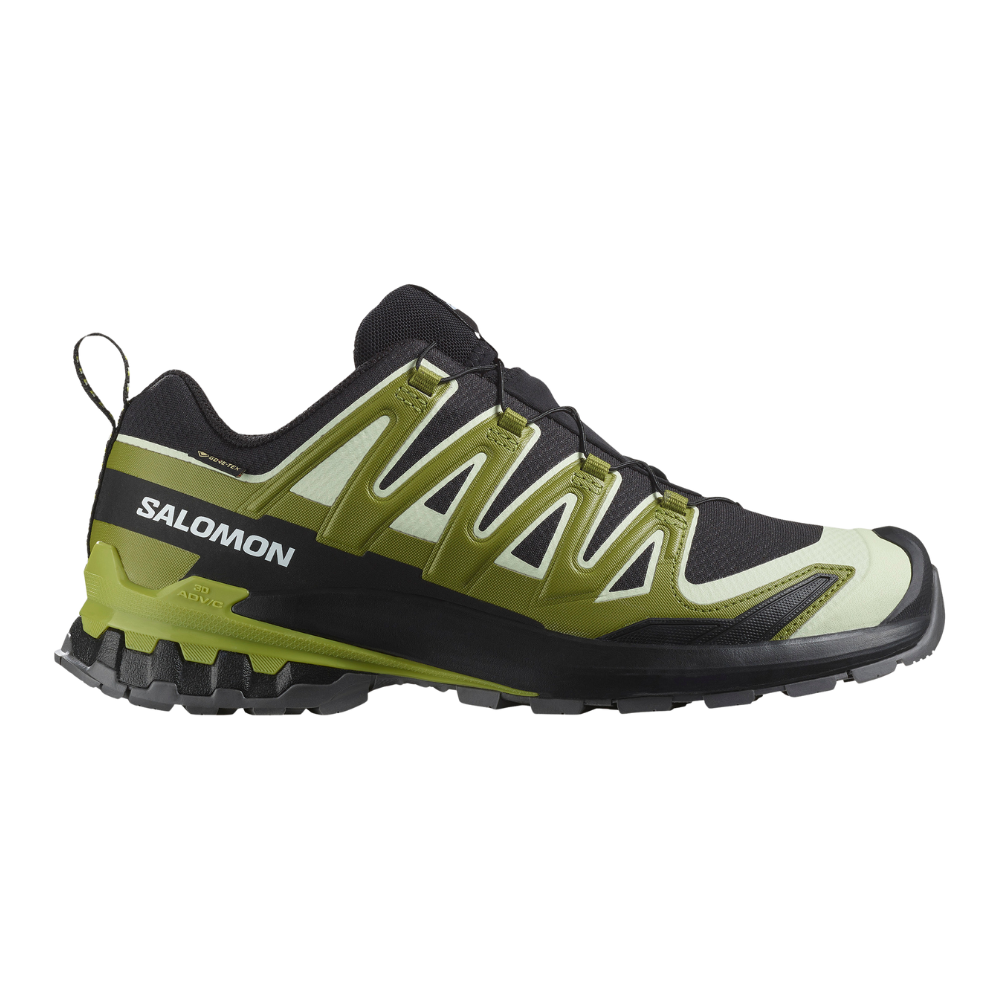 En lav sko fra Salomon i matte grønne og sorte nuancer designet til trailløb og vandreture. Skoen har syntetiske forstærkninger, åndbart mesh og Salomons hurtigsnøre-system, samt en solid gummiydersål med dybe mønstre for godt greb på ujævnt terræn. Den forstærkede tå og hælkappe giver ekstra beskyttelse, mens et lille trækstrop bagpå gør den nem at tage på.