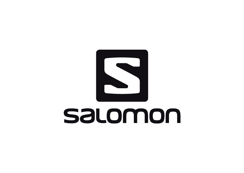 På billedet ses det velkendte Salomon-logo: et stiliseret 'S' indrammet i en firkant med navnet 'salomon' skrevet i en blød, moderne typografi nedenunder. Motivet er enkelt og sort på en lys baggrund, hvilket giver et strømlinet og genkendeligt udtryk. Logoets minimalistiske design signalerer funktionalitet og udendørspræstation, og det fungerer godt på tøj, sko og udstyr takket være sin klare form og gode balance.