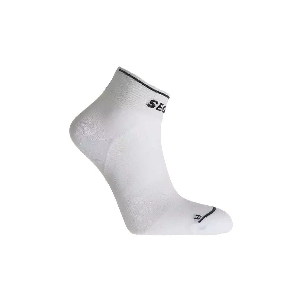 En enkel, hvid ankelsok med lavt snit og diskret sort kant i toppen. Sokken fremstår tætvævet med elastisk rib ved anklen, forstærket hæl og tå samt let polstring under fodsålen. Det minimalistiske design med et lille, sort logo giver et neutralt sports- og hverdagudtryk. Velegnet til løb, træning eller daglig brug, hvor komfort og åndbarhed er i fokus.