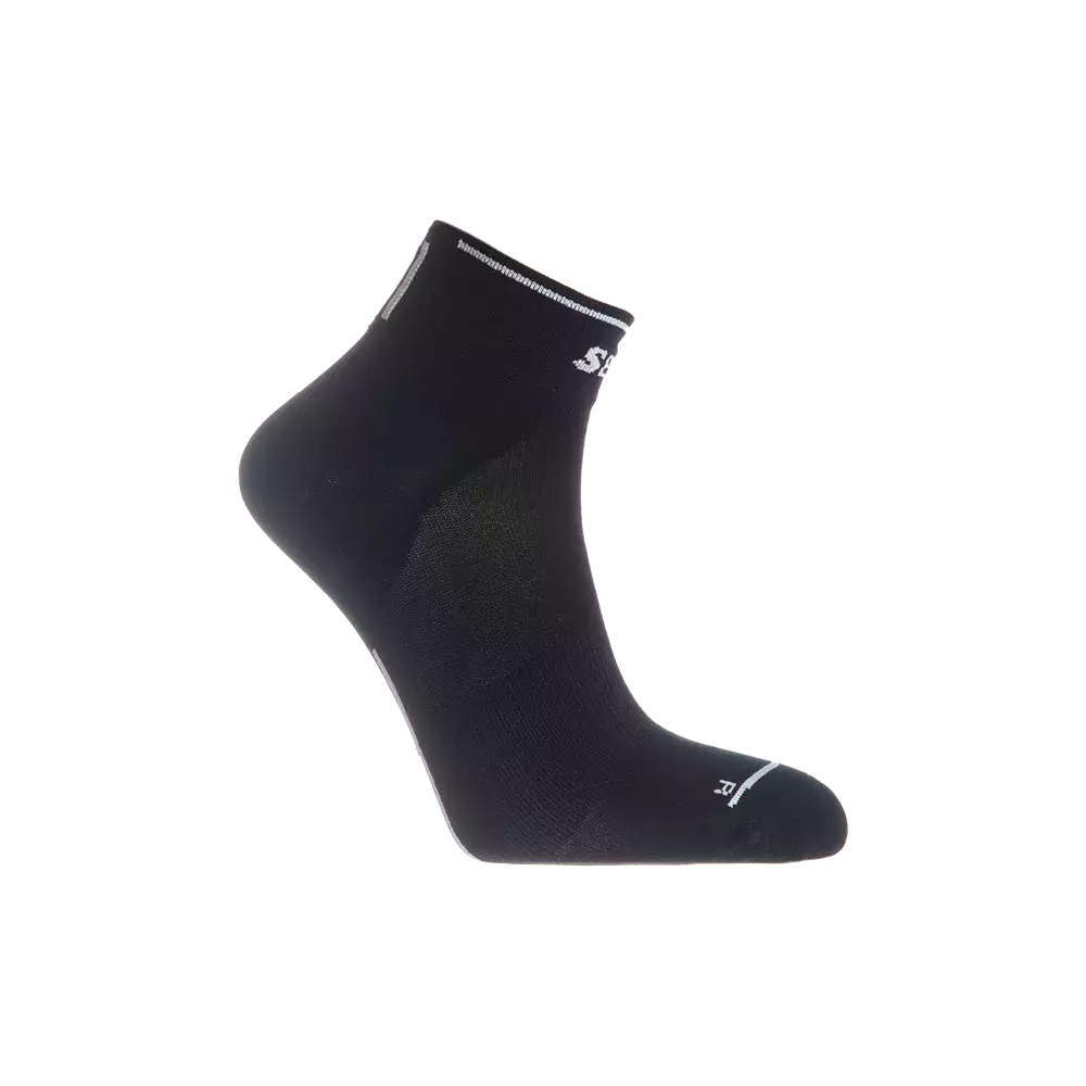 En enkel, sort ankelstrømpe i tætstrikket materiale med let elastisk kant og hvidt logo ved anklen. Strømpen har forstærket tåparti og anatomisk pasform, hvilket giver god støtte og komfort til både hverdag og træning. Den minimalistiske stil gør den alsidig under sneakers eller lave sko. Vaskes ved 40°C og bør lufttørres for at bevare form og elasticitet.