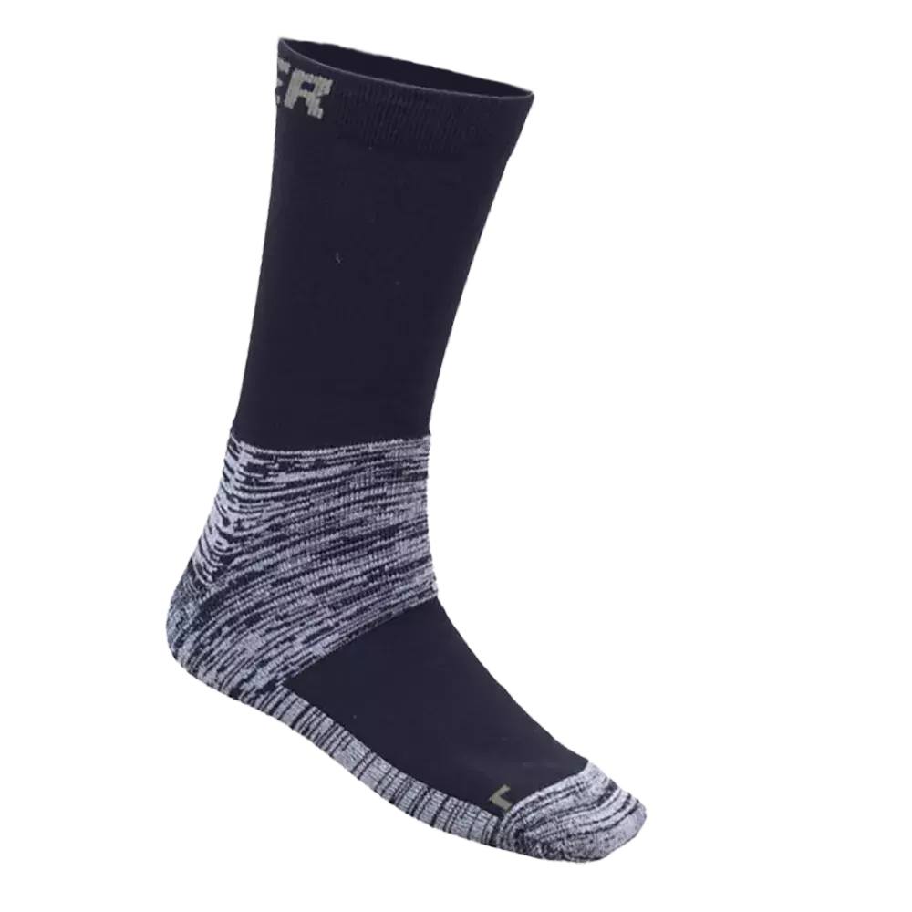 En høj, ankellang sok i sort med grå, melerede detaljer omkring hæl, fod og tå. Sokkerne har et ribbet skaft, forstærket hæl og tå samt polstret sål for ekstra komfort ved sport eller hverdag. En lille 'L'-markering viser venstre fod, og et diskret logo ved skaftet giver et enkelt, funktionelt og moderne udtryk.