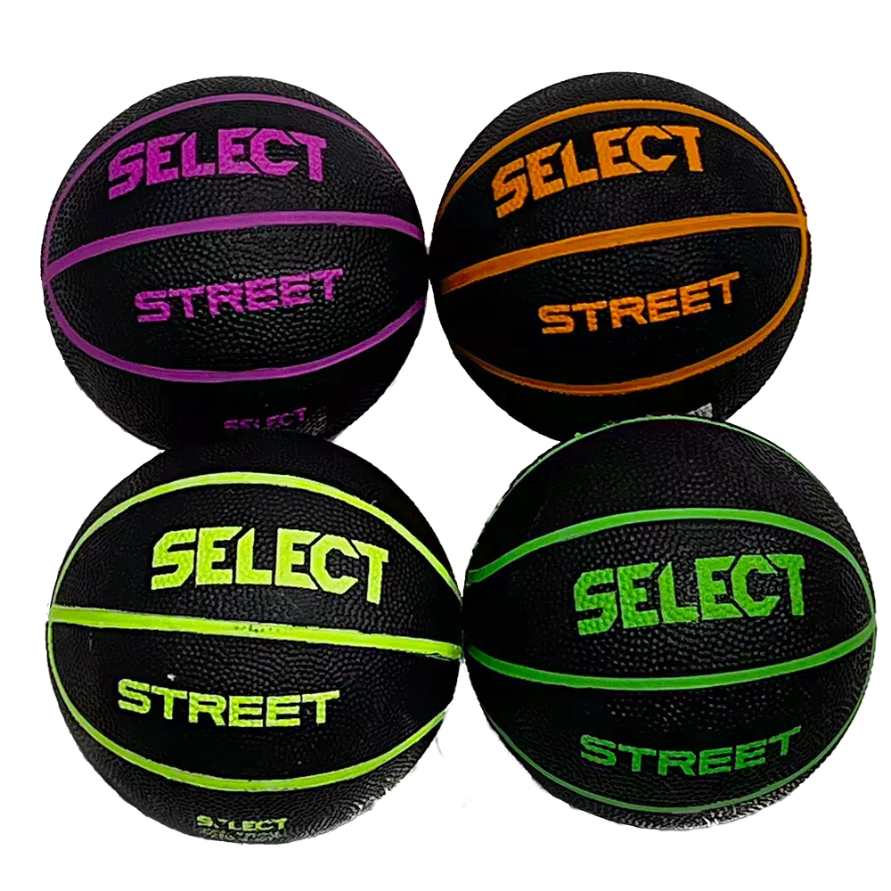 På billedet ses fire sorte street-basketballer med stærke neonfarvede striber og tekst. Hver bold har mærket "SELECT" og ordet "STREET" i enten lilla, orange, gul eller grøn, og er arrangeret i et firkantet mønster — to øverst, to nederst. Overfladen har den karakteristiske ru struktur for bedre greb, hvilket giver et sporty, urbant udtryk.