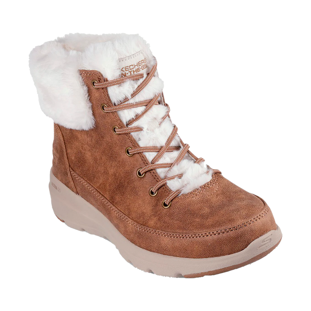 Brunt vinterstøvle i ruskind-look med blødt hvidt imiteret pels ved skaftet og på pløsen. Snørebånd træder gennem metaløjer og giver justerbar pasform, mens en lys, let sål med godt mønster sikrer stabilitet og komfort. Støvlen kombinerer hyggelig varme med et afslappet, moderne udtryk — velegnet til kolde dage og daglig brug i by eller natur.