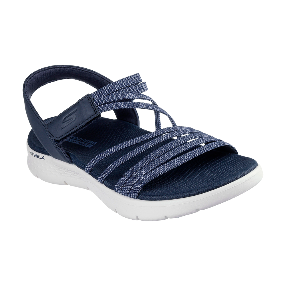 En mørkeblå, sportsinspireret sandal med flere elastiske tværgående remme over forfoden og åben tå. Hælremmen er justerbar med velcro for sikker pasform, mens den bløde fodseng og den fyldige, hvide gummisål giver god støddæmpning. Sandalen ser let og fleksibel ud, egnet til både hverdagsbrug og gåture på grund af sin komfortable konstruktion og rene, moderne design.