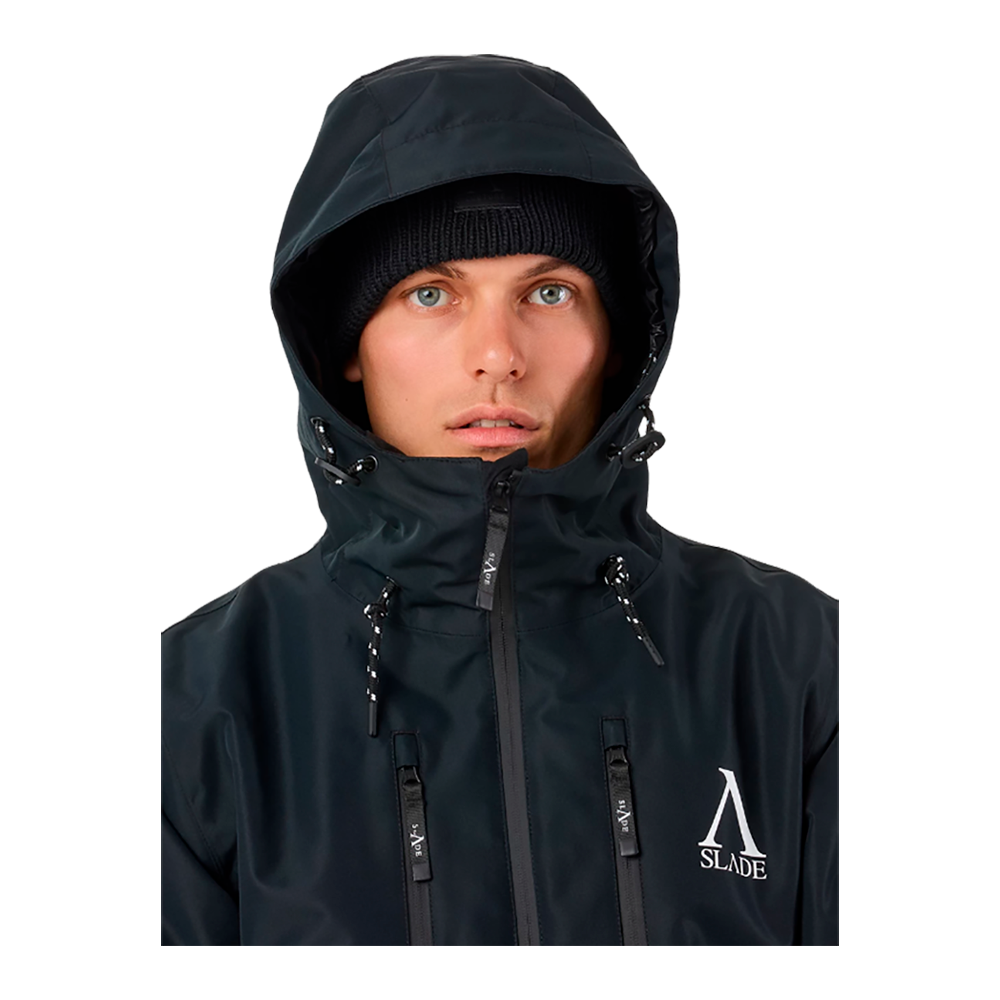 m². Den tekniske konstruktion omfatter tapede sømme og vandtætte lynlåse, der sikrer, at du forbliver tør og komfortabel. Den miljøvenlige Sorona Aura-isolering tilbyder let og behagelig varme, og med praktiske lommer, snefang og håndledsvarmere er denne jakke perfekt til både aktive dage på ski og hverdagsbrug i vinterkulden.