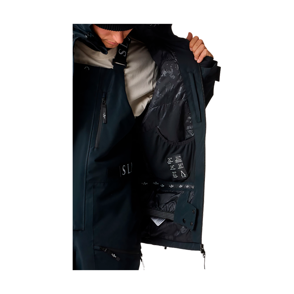 m2 og høj åndbarhed, der effektivt holder fugt ude og lader varmen slippe væk. Jakken har en fast, justerbar hætte og Sorona Aura-isolering for let, behagelig varme, mens praktiske opbevaringsløsninger sikrer, at du har alt det nødvendige ved hånden.