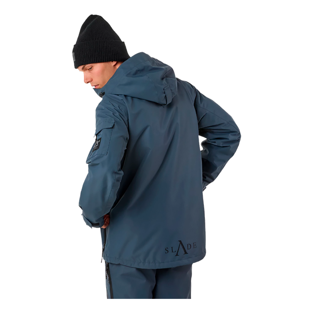 m², åndbar membran, og Sorona Aura-isolering. Jakken er også miljøvenlig med sin PFC-fri overflade. Designet inkluderer vandtætte lynlåse, tapede sømme, justerbar hætte, snefang, håndledsvarmere og flere lommer for praktisk opbevaring.