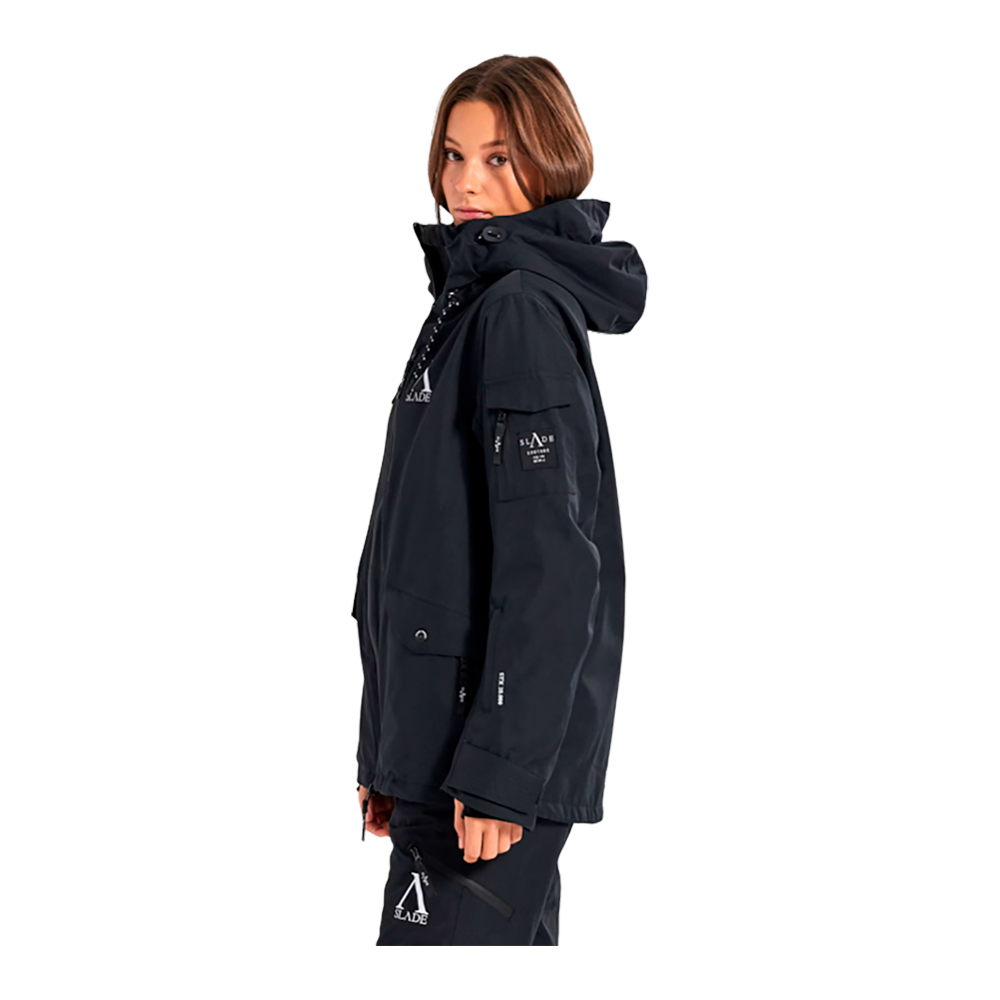 Slade Aspen Jacket W er en stilfuld og funktionel dame ski- og vinterjakke fra Slade. Jakken er designet med en konstruktiv og praktisk tilgang, der giver optimal komfort og bevægelsesfrihed under skiløb eller andre vinteraktiviteter. Dens sorte farve og minimalistiske detaljer tilføjer et moderne touch, mens de multiple lynlåse og justerbare trækveje sikrer en perfekt pasform og ekstra beskyttelse mod kulden. Den hættede design sikrer også, at du kan stå imod vind og sneeffektivt.