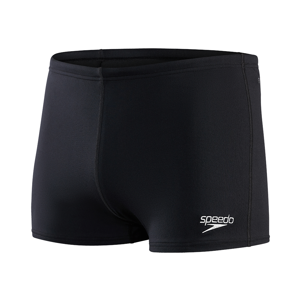 Disse sorte Speedo badeshorts i en tætsiddende, firkantet model er lavet til træning og fritidsbrug ved vandet. Det minimalistiske design har flade syninger, elastisk taljebånd og et diskret Speedo-logo ved benet. Materialet virker glat og hurtigtørrende, hvilket sikrer god bevægelsesfrihed og komfort under svømning. Et tidløst valg til både pool og strand.